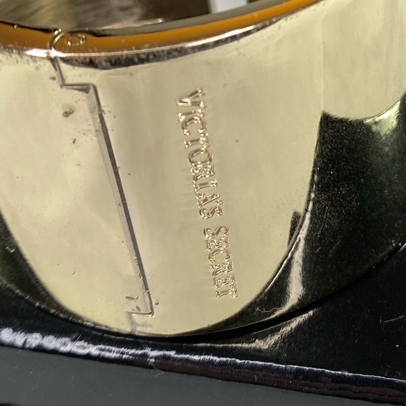 NWT VICTORIA’S SECRET | Hinged Bangle Bracelet Gold Tone - Picture 5 of 11